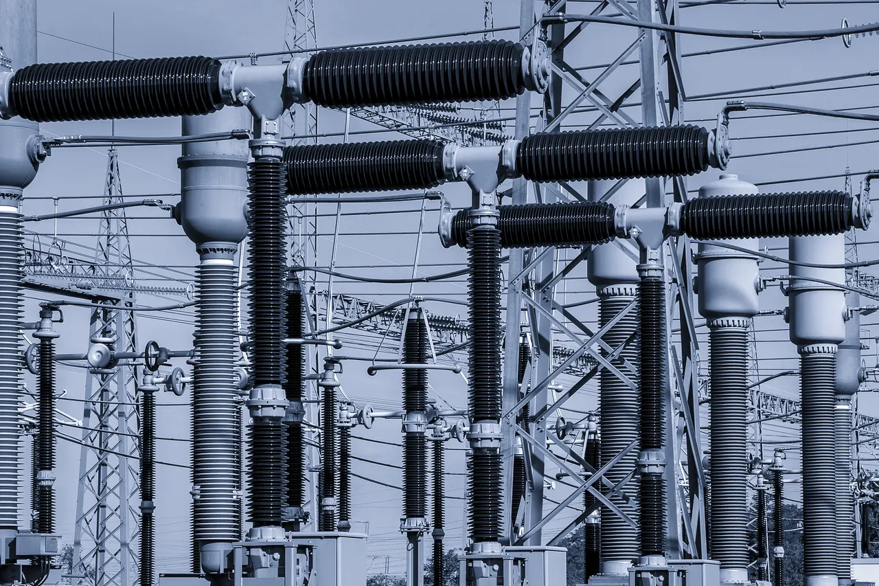 Aisladores de una subestación eléctrica en detalle